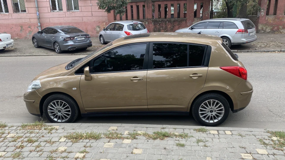 Nissan Tiida 4