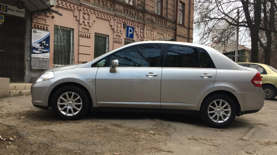 Nissan Tiida 4