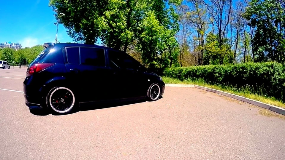 Nissan Tiida LOW NO FAT CHICKS 2