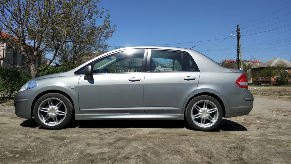 Nissan Tiida Майже Gun metal))