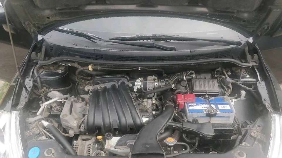 Nissan Tiida SE 4
