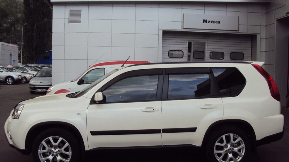 Nissan X-Trail білий перламутр 2,5 4