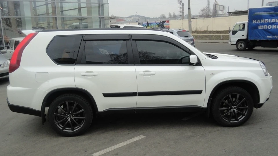 Nissan X-Trail білий перламутр 2,5 5