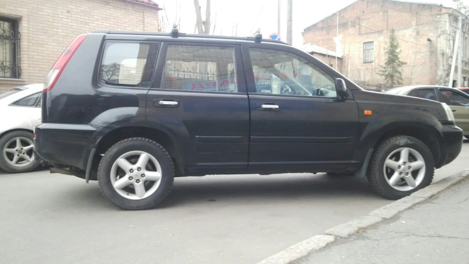 Nissan X-Trail Чорний кубик акваріум 2