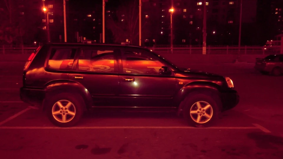 Nissan X-Trail Чорний кубик акваріум 4