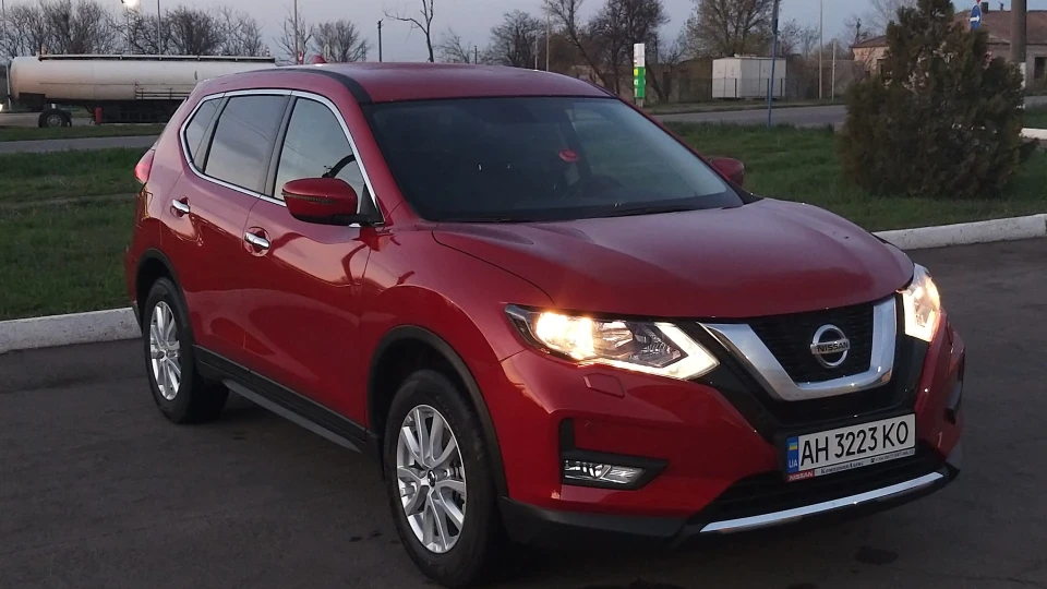 Nissan X-Trail Червоний)