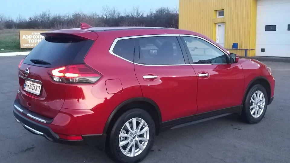 Nissan X-Trail Червоний) 4