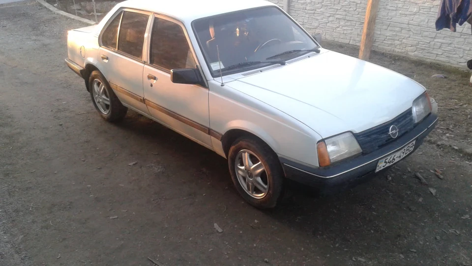 Opel Ascona 1.6 карб 3