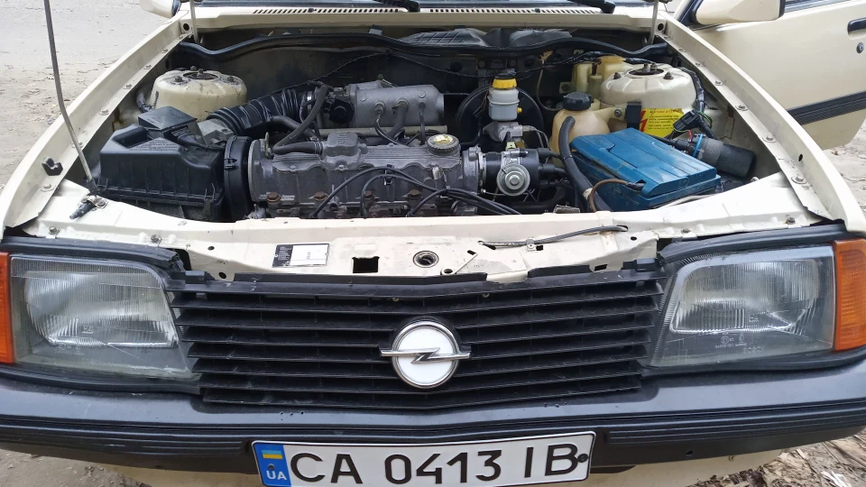 Opel Ascona 1.8 інжектор 2
