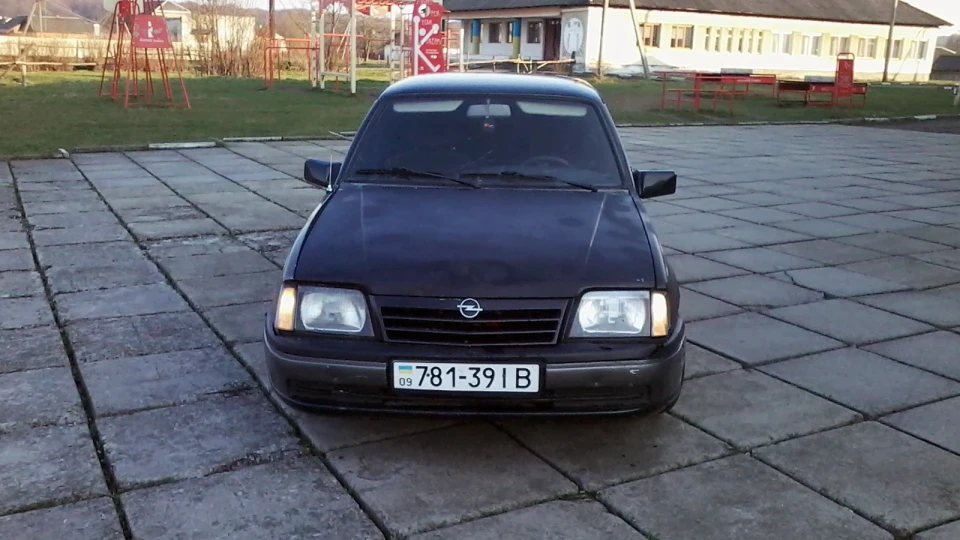 Opel Ascona 1.8 2