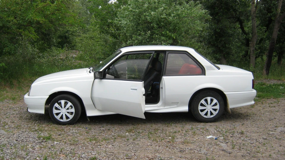 Opel Ascona 2-door (C3) 3