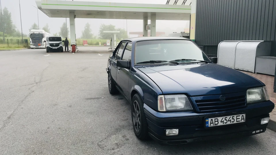 Opel Ascona 2.0i GT 4