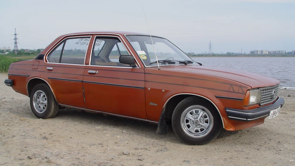 Opel Ascona Berlina 2.0S 4