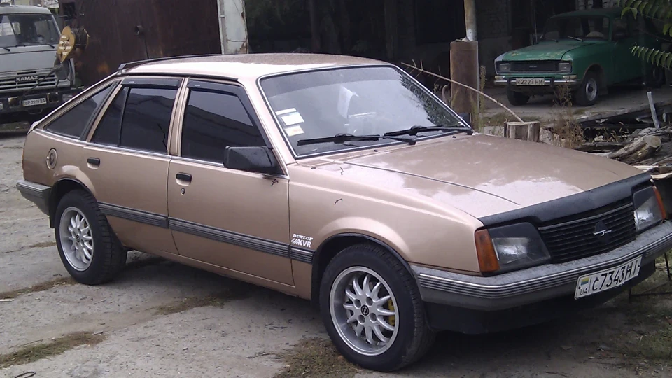 Opel Ascona бежевий металік 4
