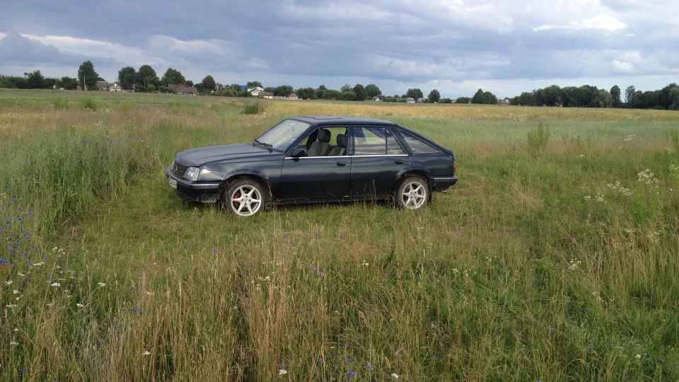 Opel Ascona синій перламутр