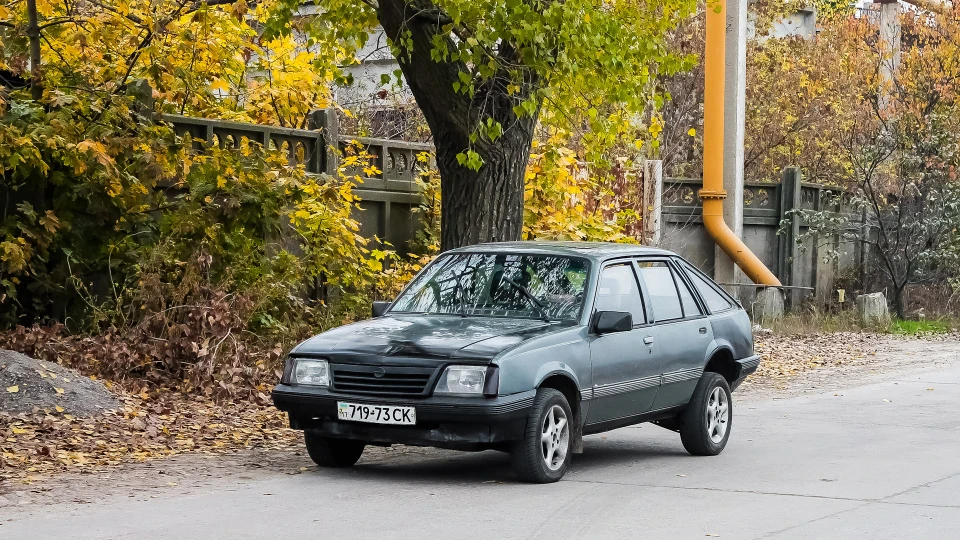 Opel Ascona Cross Бджола