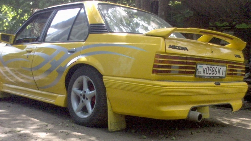 Opel Ascona yellow star