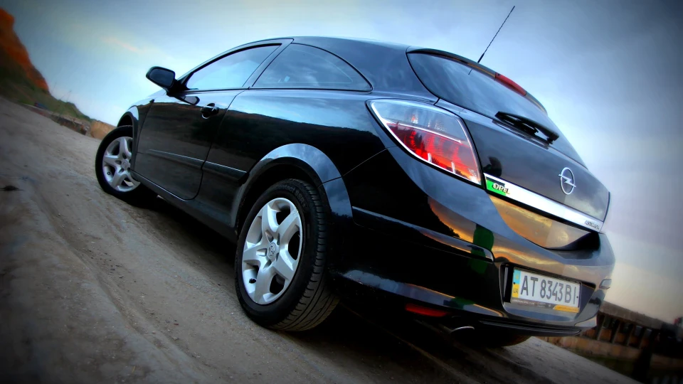 Opel Astra GTC 1,8 спорт хетч 2