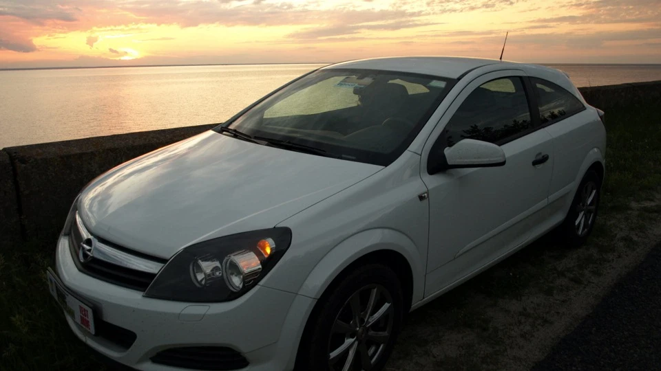 Opel Astra GTC Cassablanca White 3