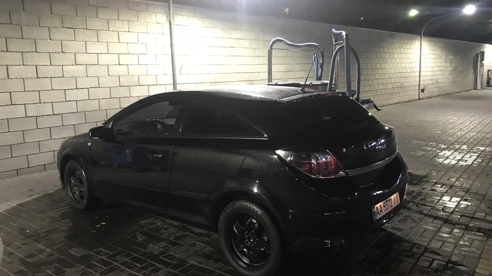 Opel Astra GTC Чорне купе
