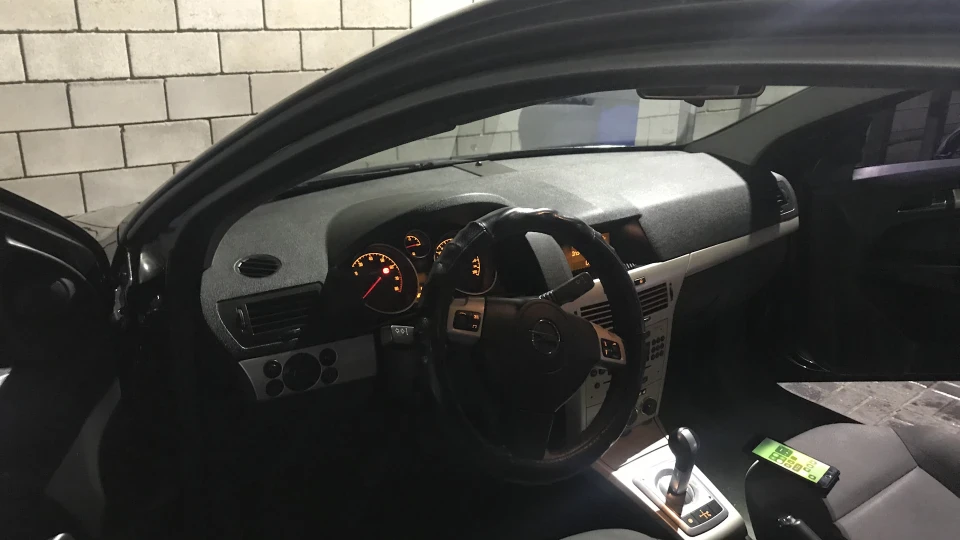 Opel Astra GTC Чорне купе 2
