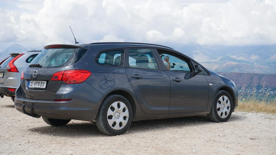 Opel Astra 1,7 мокрий асфальт..