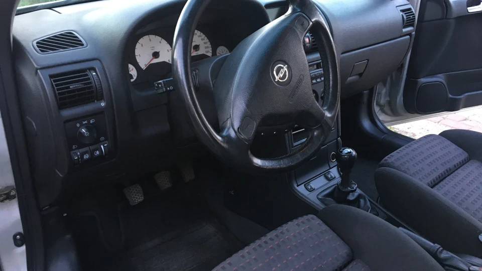 Opel Astra 2.0 DTI 5