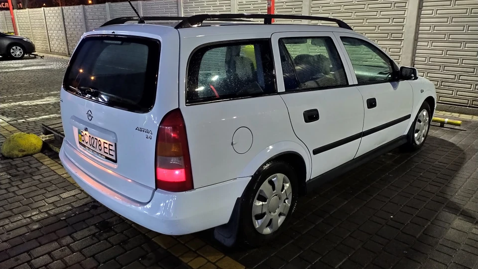 Opel Astra білий караван