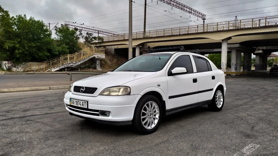 Opel Astra білий хетч