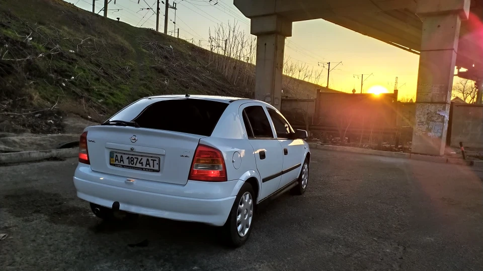 Opel Astra білий хетч 2