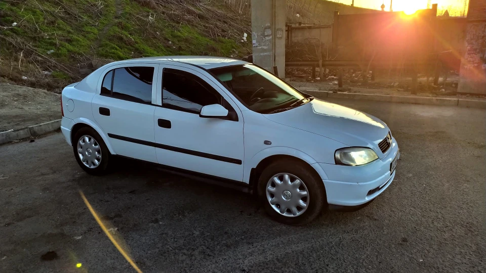 Opel Astra білий хетч 3