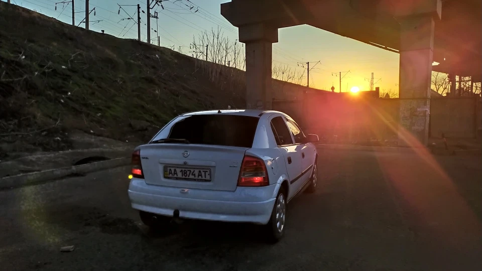 Opel Astra білий хетч 4