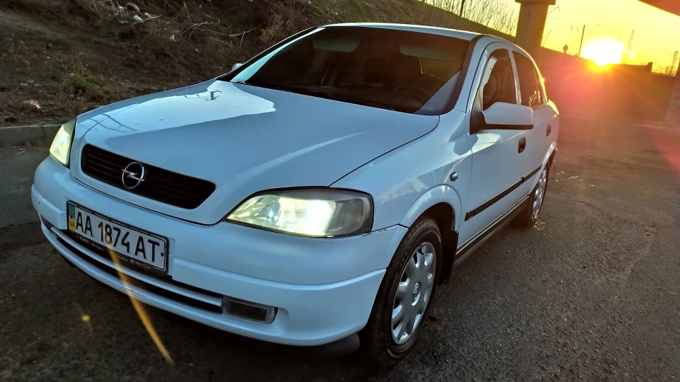 Opel Astra білий хетч 5