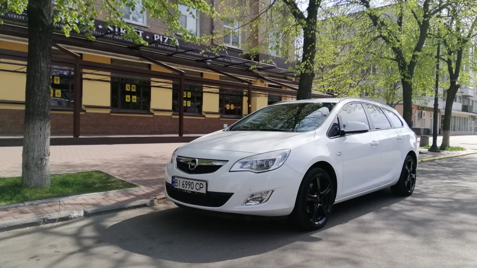 Opel Astra Black&White Turbo 2