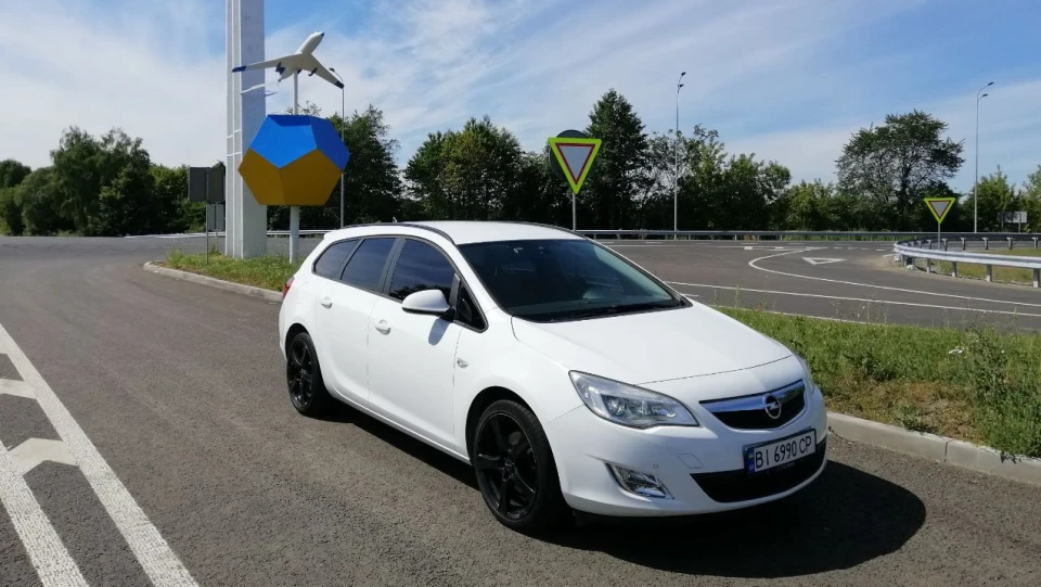 Opel Astra Black&White Turbo 4