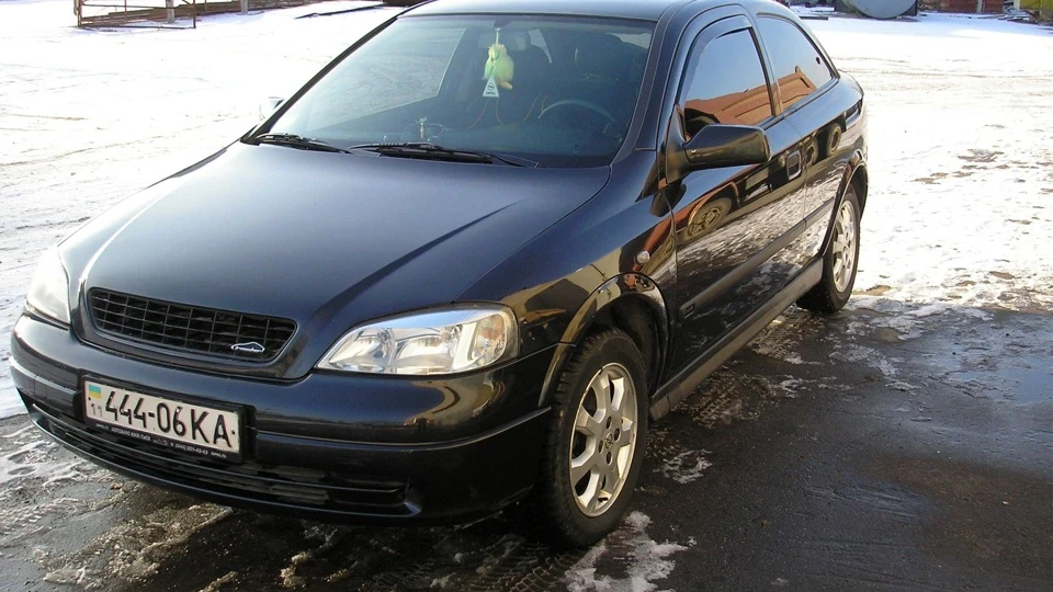 Opel Astra чорна тридверка