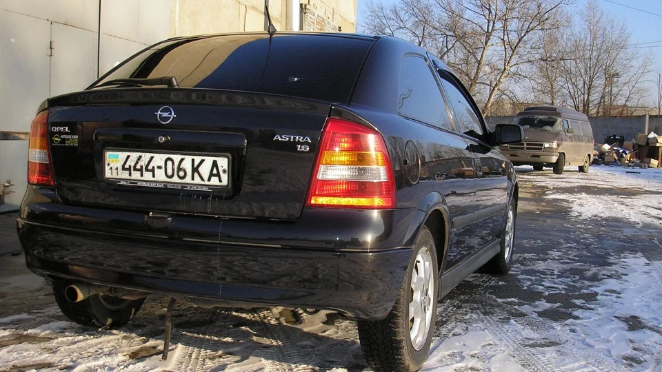 Opel Astra чорна тридверка 2