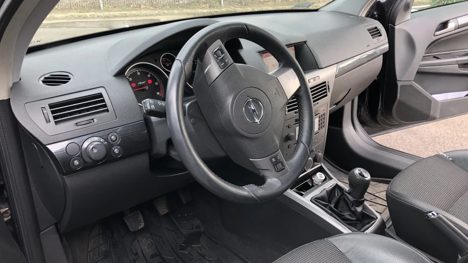 Opel Astra Чорна діра 3
