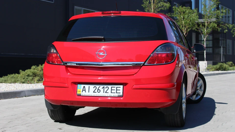 Opel Astra червоненька 2