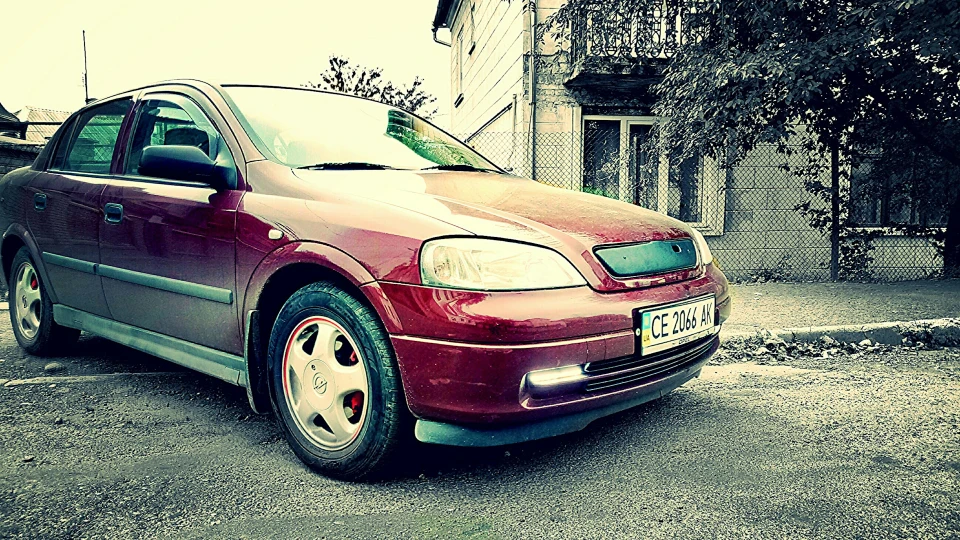 Opel Astra Червоний металік