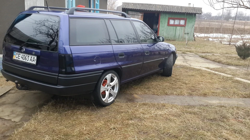 Opel Astra Синій металік. 1.6 105л.