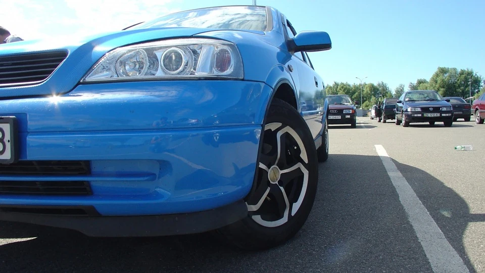 Opel Astra СинійКарбон з Angel Eyes