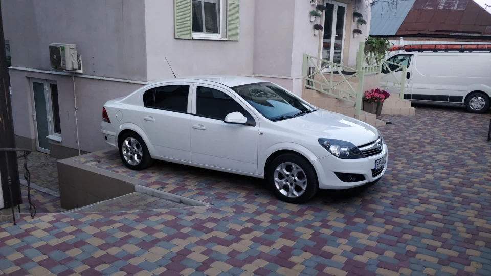 Opel Astra White Diamond 2