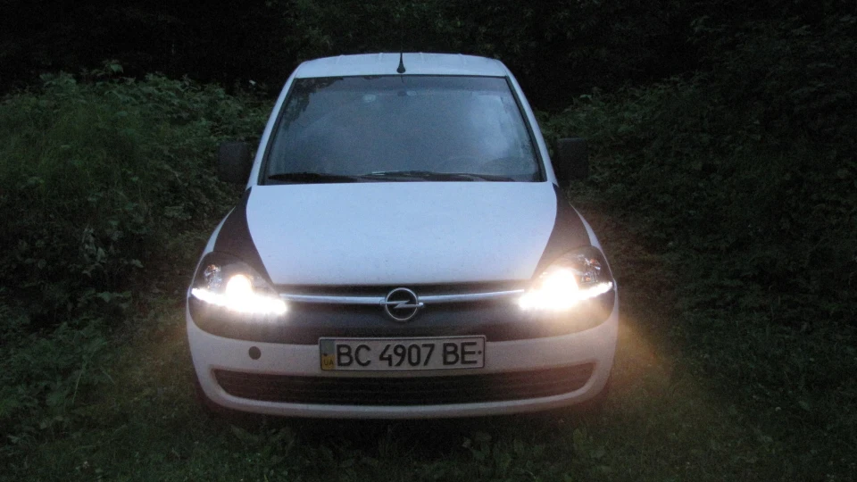 Opel Combo Чорне на Білому 2