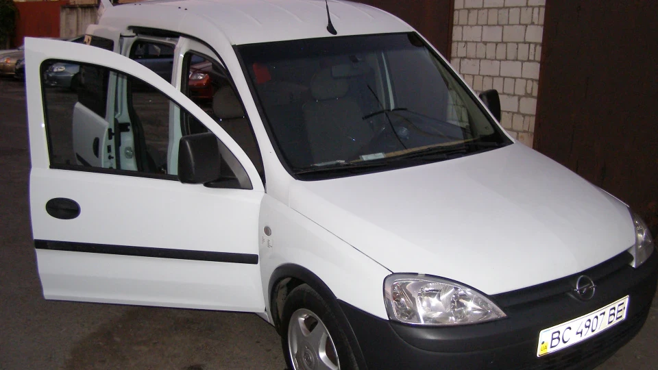 Opel Combo Чорне на Білому 4