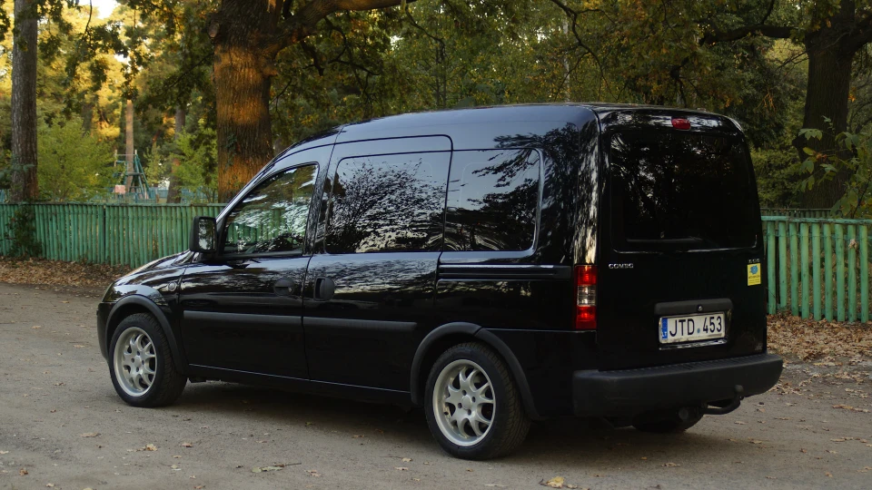Opel Combo просто чорна CNG 2