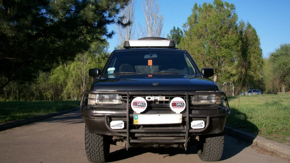 Opel Frontera A чорний монстрик
