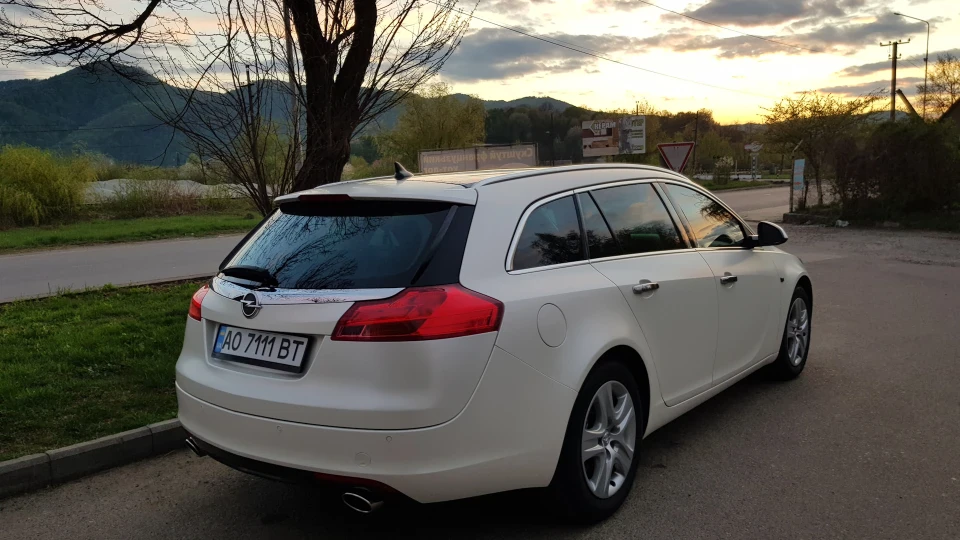 Opel Insignia Sports Tourer 2.0 турбо 2