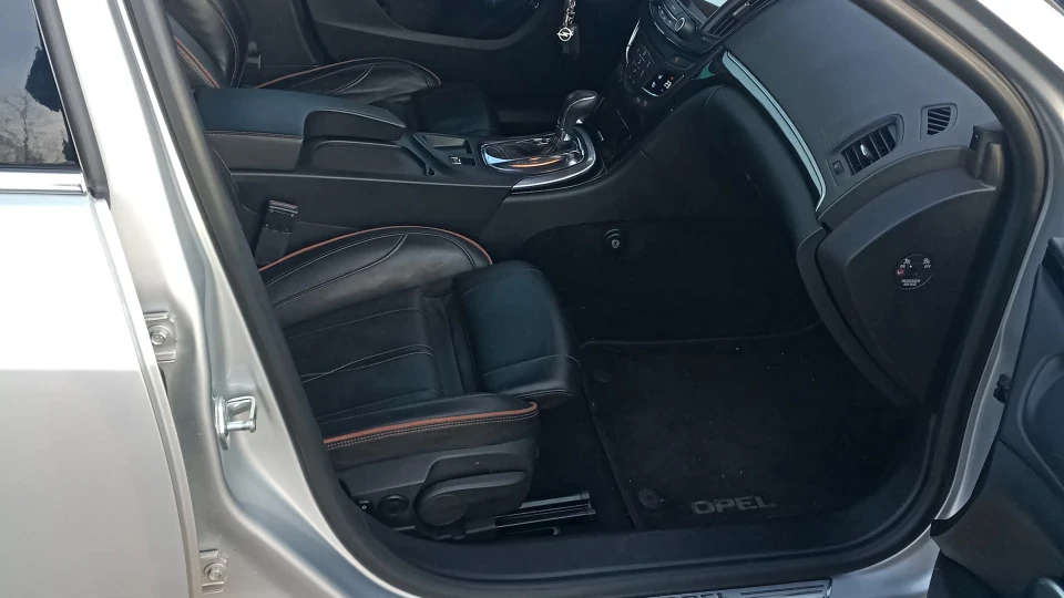 Opel Insignia Sports Tourer 2.0 турбо 4