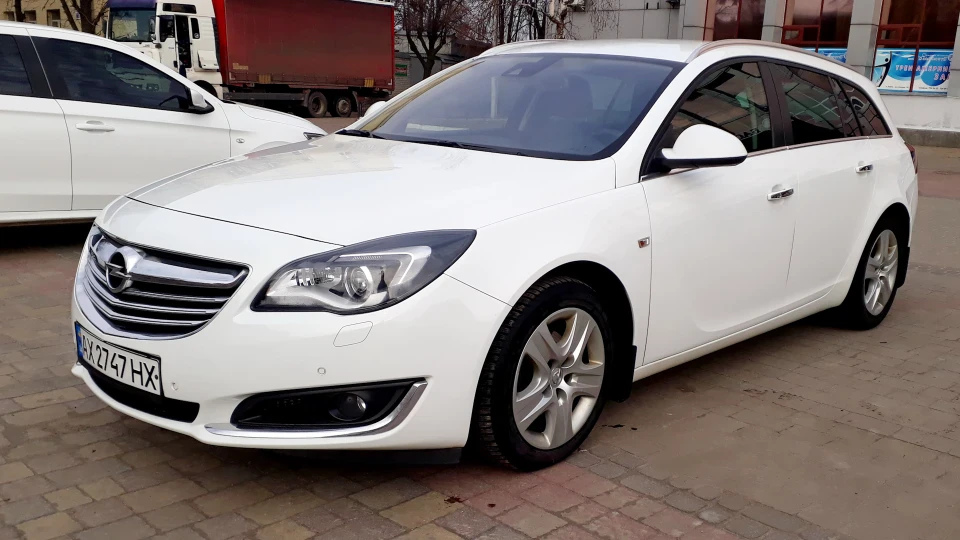 Opel Insignia Sports Tourer Frau Weiß 2